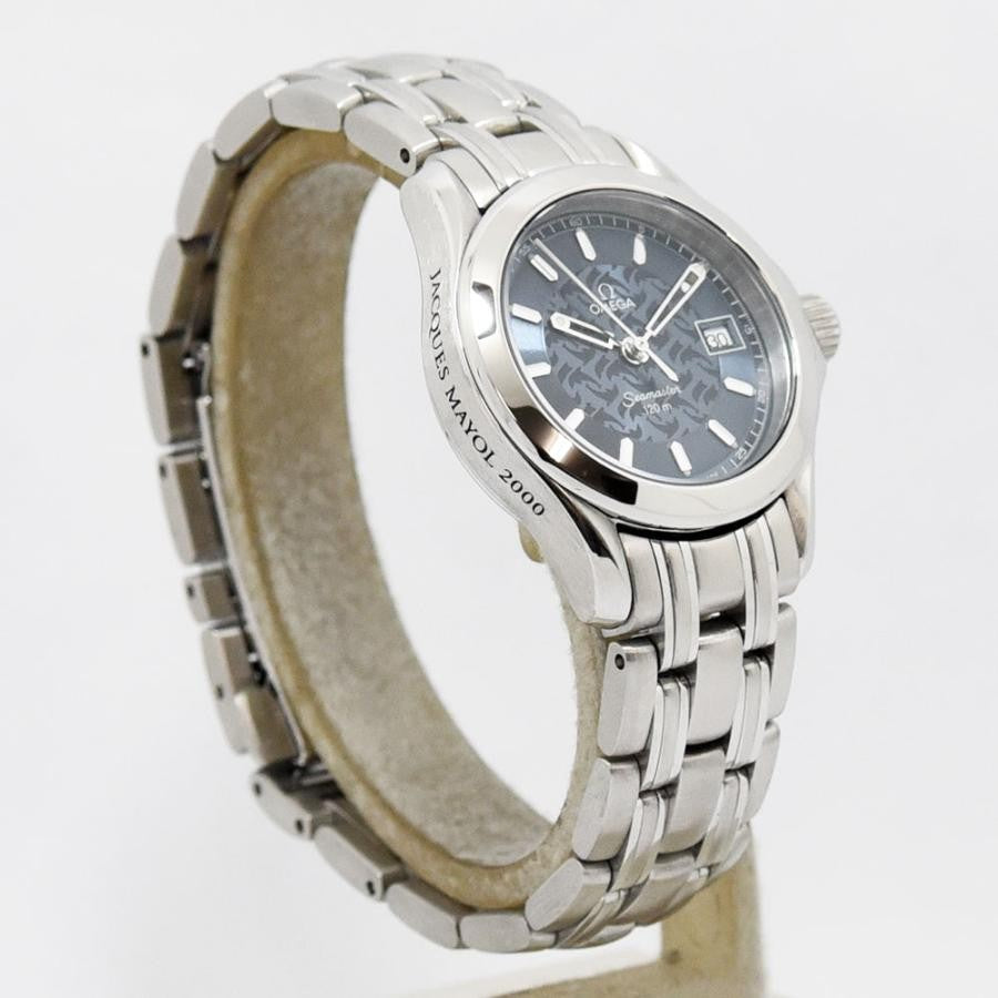 VINTAGE WATCHES FASHION オメガ シーマスター 120m ジャック・マイヨール 2000 モデル。ブルーの文字盤、ステンレススチール製ブレスレット、デイト表示機能付き。