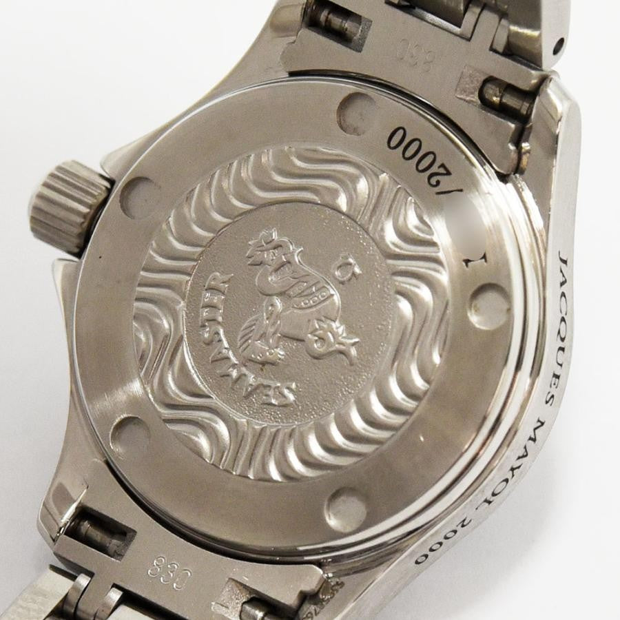 VINTAGE WATCHES FASHION オメガ シーマスター ジャック・マイヨール 2000 モデルのステンレススチール製腕時計の裏蓋。シーホースのレリーフと「JACQUES MAYOL 2000」の刻印。