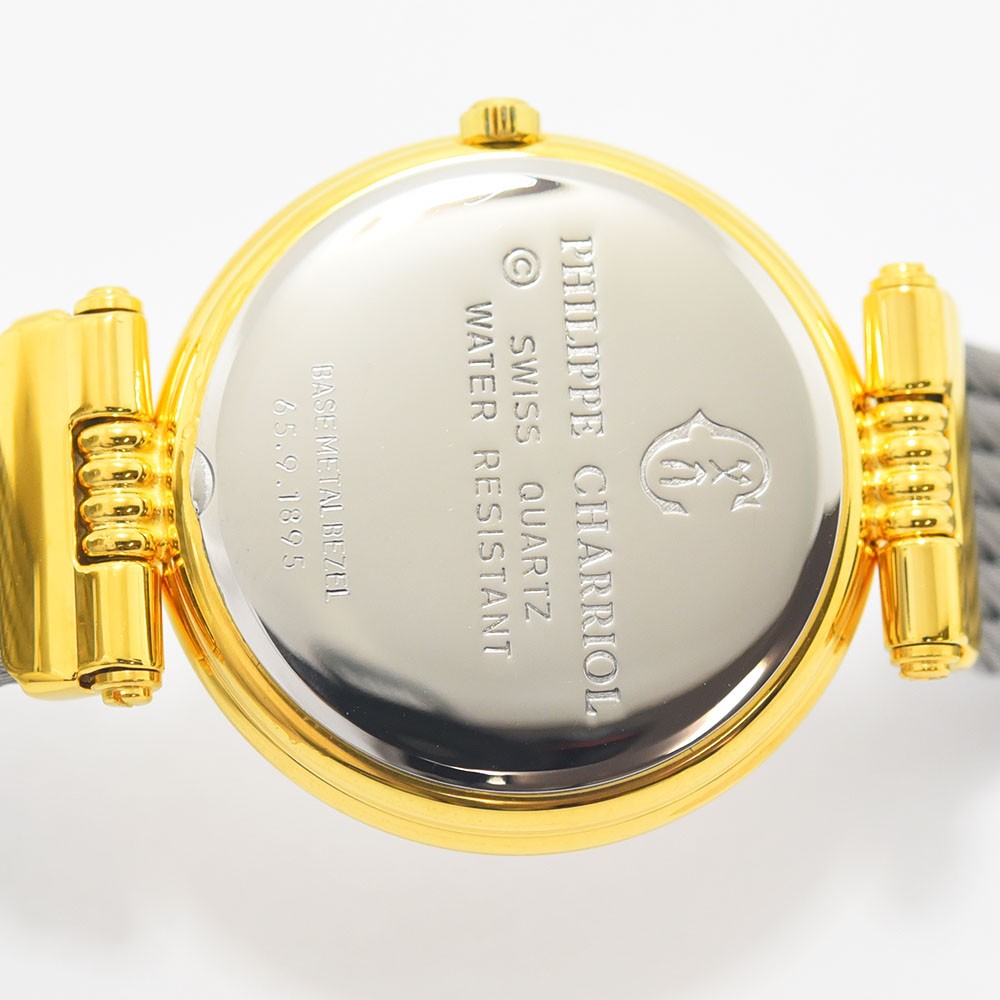VINTAGE WATCHES FASHIONのPHILIPPE CHARRIOLレディース腕時計の裏蓋。ゴールドカラーのステンレス製ケースとワイヤーバンドの接続部が見える。