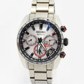 VINTAGE WATCHES FASHION セイコー アストロン ソーラー クロノグラフウォッチ。シルバーのステンレススチール製。ホワイトの文字盤にレッドのアクセント。
