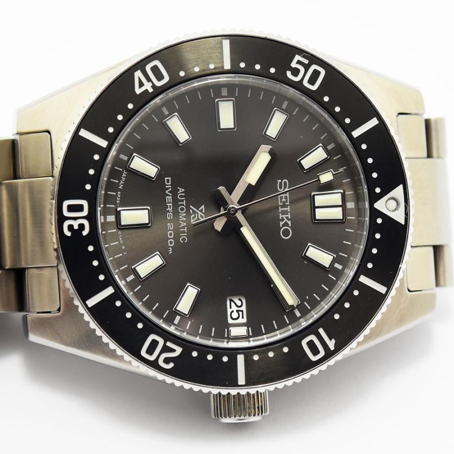 VINTAGE WATCHES FASHIONのセイコー自動巻きダイバーズウォッチ。ダークグレーの文字盤、ステンレススチール製ブレスレット、回転ベゼル、200m防水。
